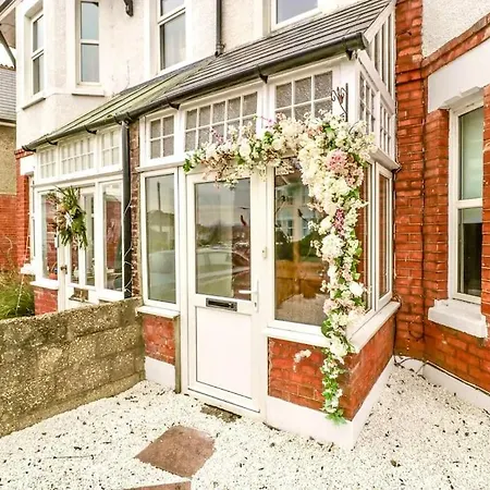 Homely 4 Bedroom Large House Inc Free Parking - Great Location - Fast Wifi - Smart Tv - Sleeps Up To 7! Close To Bournemouth & Poole Town Centre & Sandbanks Buitenkant foto