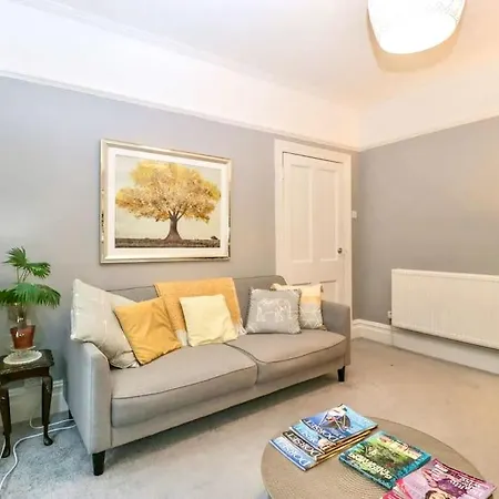 Homely 4 Bedroom Large House Inc Free Parking - Great Location - Fast Wifi - Smart Tv - Sleeps Up To 7! Close To Bournemouth & Poole Town Centre & Sandbanks Buitenkant foto