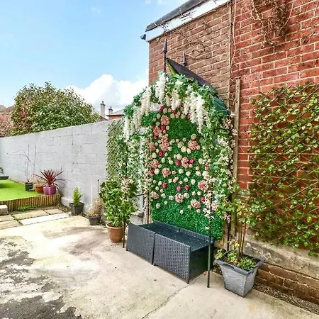 Homely 4 Bedroom Large House Inc Free Parking - Great Location - Fast Wifi - Smart Tv - Sleeps Up To 7! Close To Bournemouth & Poole Town Centre & Sandbanks Buitenkant foto