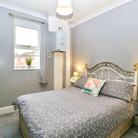 Homely 4 Bedroom Large House Inc Free Parking - Great Location - Fast Wifi - Smart Tv - Sleeps Up To 7! Close To Bournemouth & Poole Town Centre & Sandbanks Buitenkant foto