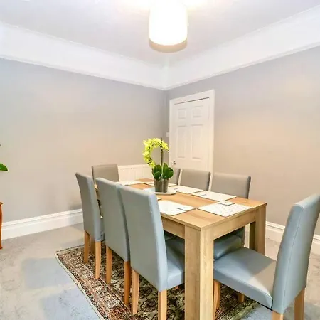 Homely 4 Bedroom Large House Inc Free Parking - Great Location - Fast Wifi - Smart Tv - Sleeps Up To 7! Close To Bournemouth & Poole Town Centre & Sandbanks Buitenkant foto