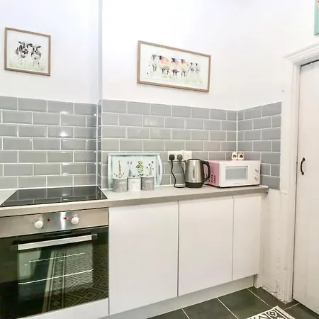 Homely 4 Bedroom Large House Inc Free Parking - Great Location - Fast Wifi - Smart Tv - Sleeps Up To 7! Close To Bournemouth & Poole Town Centre & Sandbanks Buitenkant foto