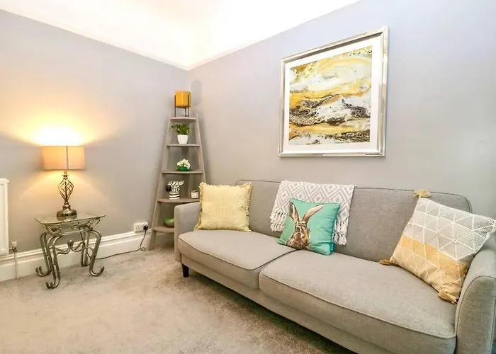 Homely 4 Bedroom Large House Inc Free Parking - Great Location - Fast Wifi - Smart Tv - Sleeps Up To 7! Close To Bournemouth & Poole Town Centre & Sandbanks