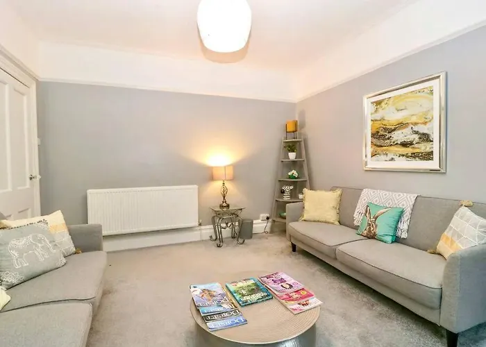 Homely 4 Bedroom Large House Inc Free Parking - Great Location - Fast Wifi - Smart Tv - Sleeps Up To 7! Close To Bournemouth & Poole Town Centre & Sandbanks