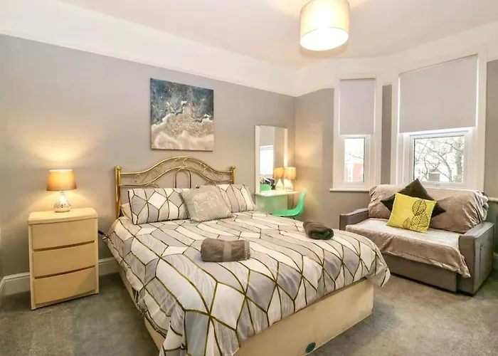 Homely 4 Bedroom Large House Inc Free Parking - Great Location - Fast Wifi - Smart Tv - Sleeps Up To 7! Close To Bournemouth & Poole Town Centre & Sandbanks