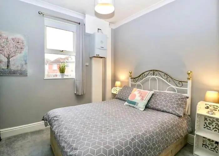 Homely 4 Bedroom Large House Inc Free Parking - Great Location - Fast Wifi - Smart Tv - Sleeps Up To 7! Close To Bournemouth & Poole Town Centre & Sandbanks