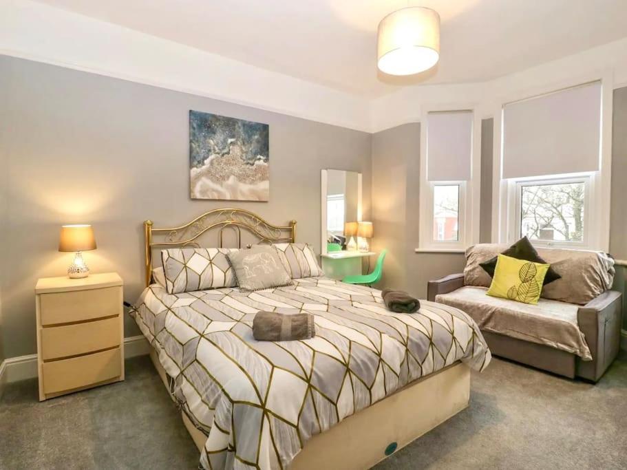 Homely 4 Bedroom Large House Inc Free Parking - Great Location - Fast Wifi - Smart Tv - Sleeps Up To 7! Close To & Poole Town Centre & Sandbanks Bornemouth