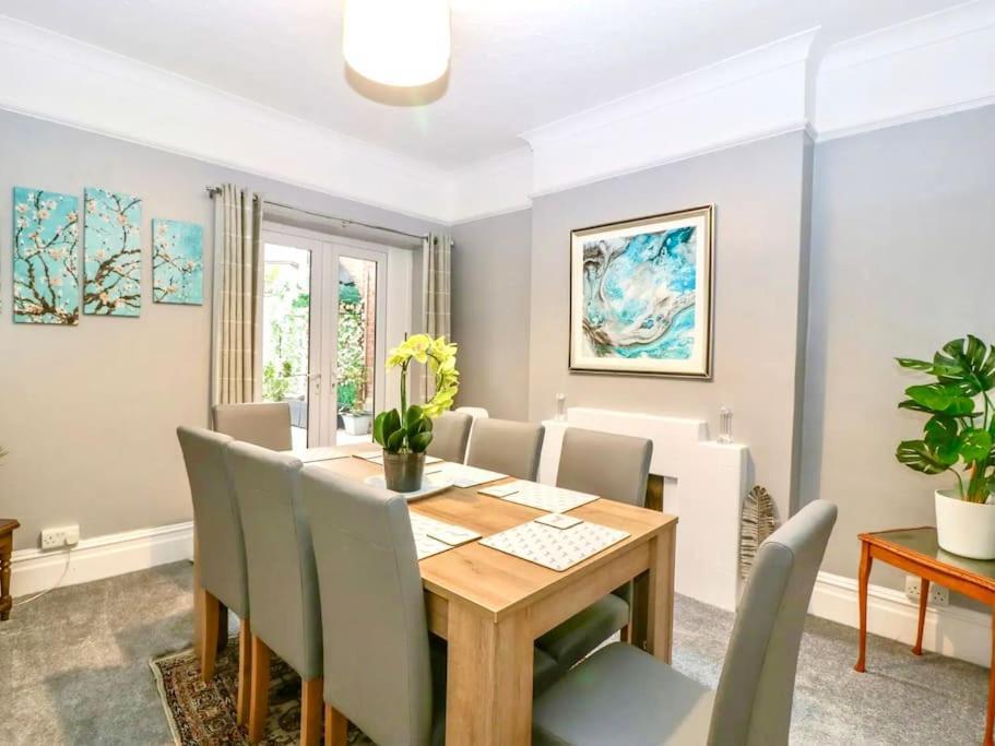 Holiday home Homely Haven: Spacious 4-bedroom With Free Parking & Fast Wi-fi