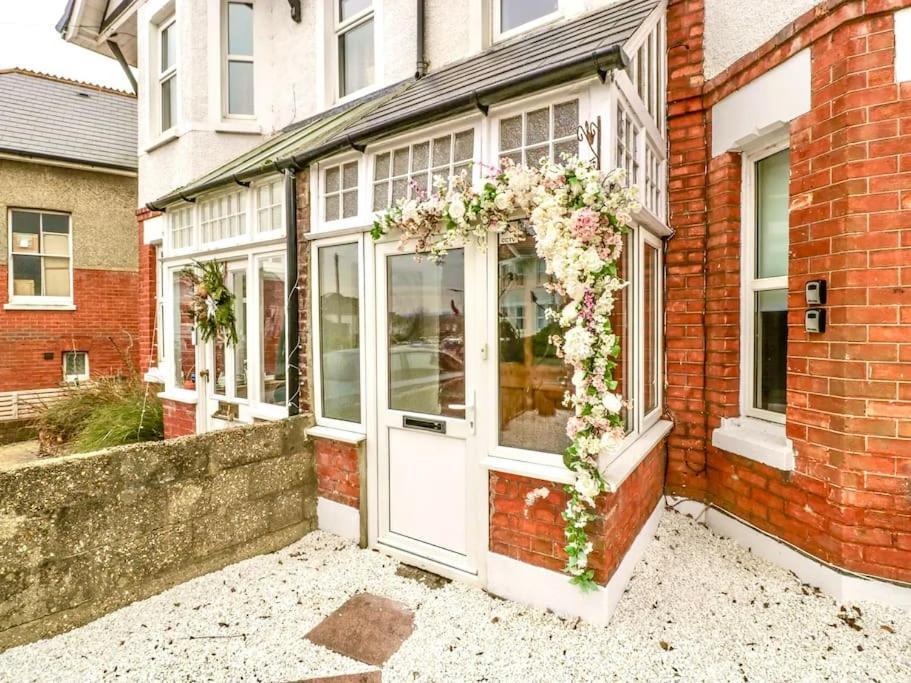 Homely 4 Bedroom Large House Inc Free Parking - Great Location - Fast Wifi - Smart Tv - Sleeps Up To 7! Close To & Poole Town Centre & Sandbanks Hébergement de vacances Bornemouth