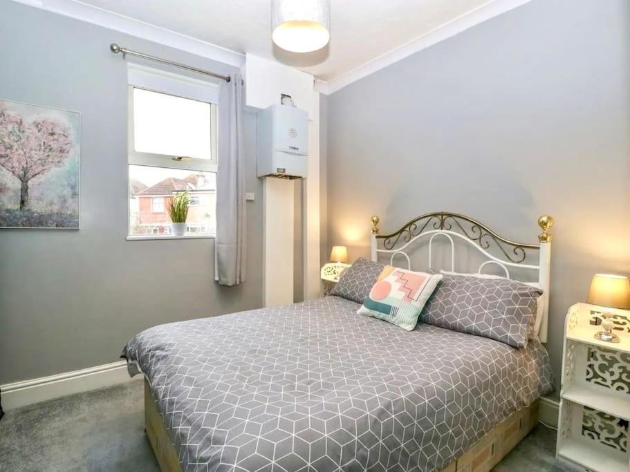 Homely 4 Bedroom Large House Inc Free Parking - Great Location - Fast Wifi - Smart Tv - Sleeps Up To 7! Close To & Poole Town Centre & Sandbanks * Bornemouth