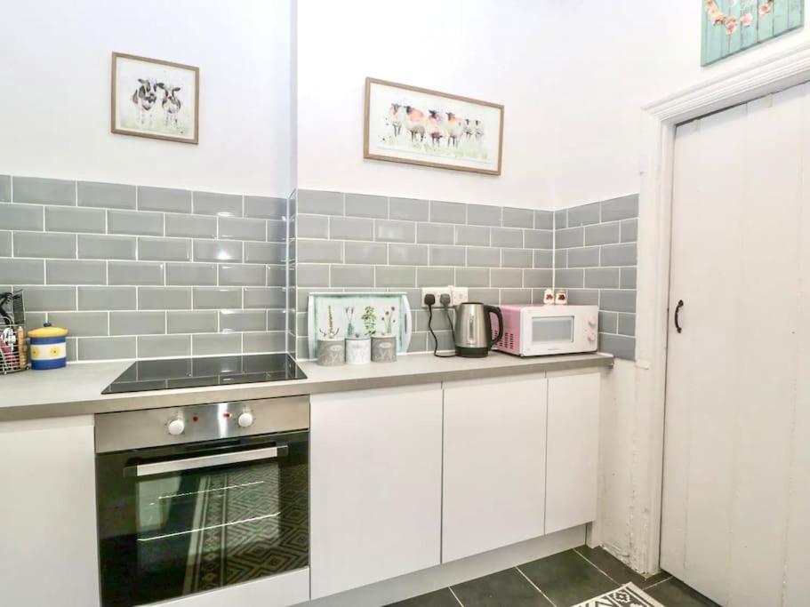 Homely 4 Bedroom Large House Inc Free Parking - Great Location - Fast Wifi - Smart Tv - Sleeps Up To 7! Close To & Poole Town Centre & Sandbanks Bornemouth