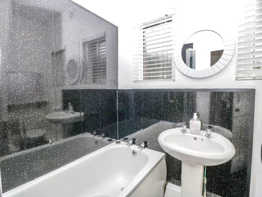 Hébergement de vacances Homely 4 Bedroom Large House Inc Free Parking - Great Location - Fast Wifi - Smart Tv - Sleeps Up To 7! Close To & Poole Town Centre & Sandbanks *