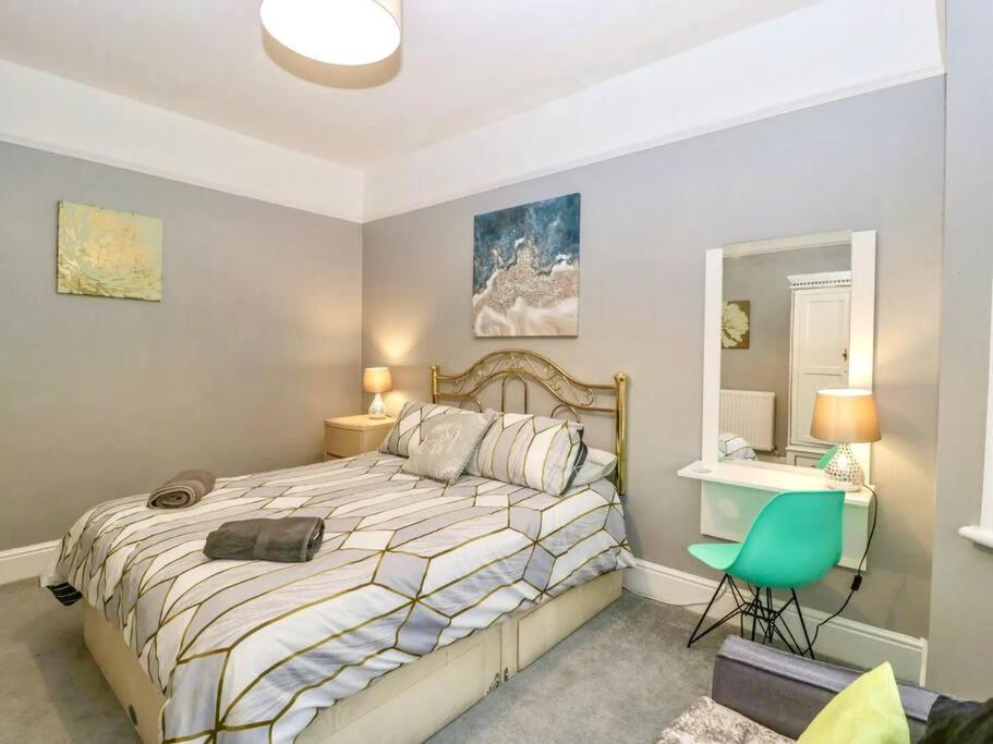 Holiday home Homely Haven: Spacious 4-bedroom With Free Parking & Fast Wi-fi *