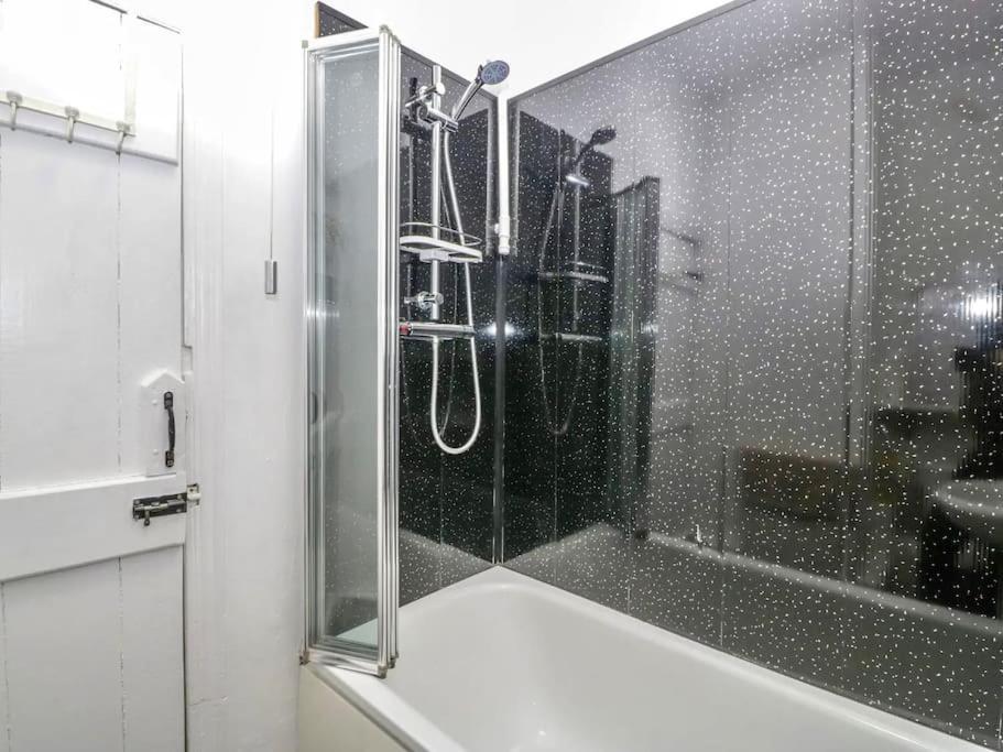 Holiday home Homely Haven: Spacious 4-bedroom With Free Parking & Fast Wi-fi *