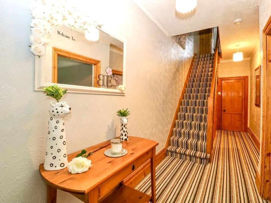 Homely 4 Bedroom Large House Inc Free Parking - Great Location - Fast Wifi - Smart Tv - Sleeps Up To 7! Close To & Poole Town Centre & Sandbanks *