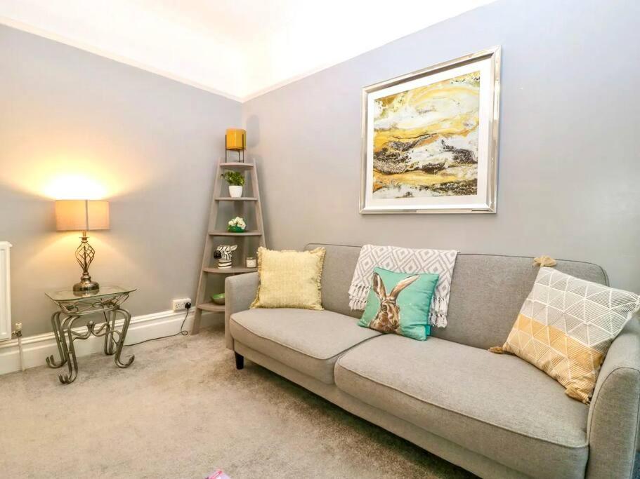 Homely 4 Bedroom Large House Inc Free Parking - Great Location - Fast Wifi - Smart Tv - Sleeps Up To 7! Close To & Poole Town Centre & Sandbanks