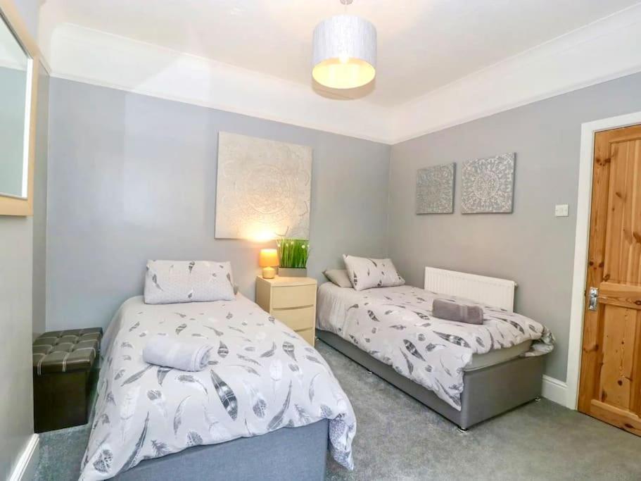 Homely 4 Bedroom Large House Inc Free Parking - Great Location - Fast Wifi - Smart Tv - Sleeps Up To 7! Close To & Poole Town Centre & Sandbanks *