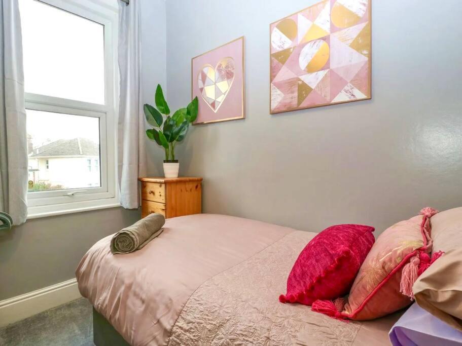 Homely 4 Bedroom Large House Inc Free Parking - Great Location - Fast Wifi - Smart Tv - Sleeps Up To 7! Close To & Poole Town Centre & Sandbanks Bournemouth