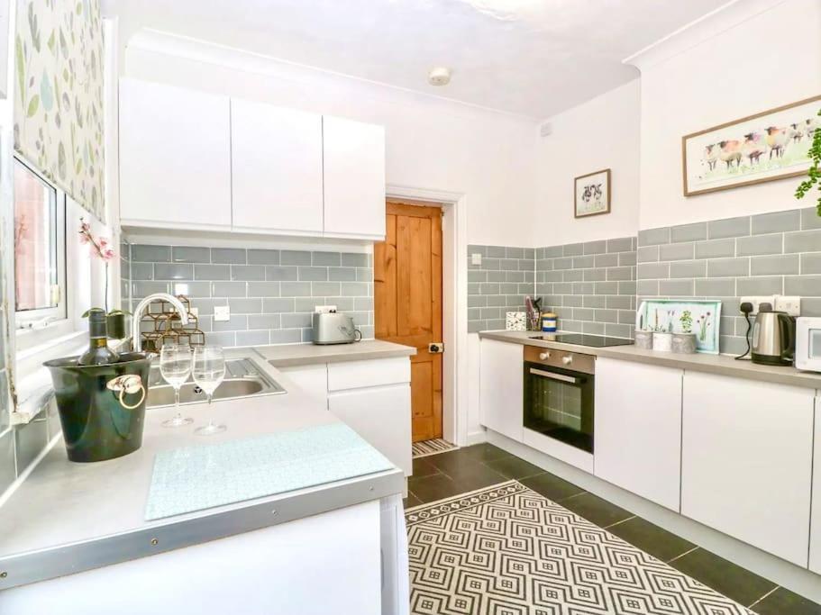 Homely 4 Bedroom Large House Inc Free Parking - Great Location - Fast Wifi - Smart Tv - Sleeps Up To 7! Close To & Poole Town Centre & Sandbanks