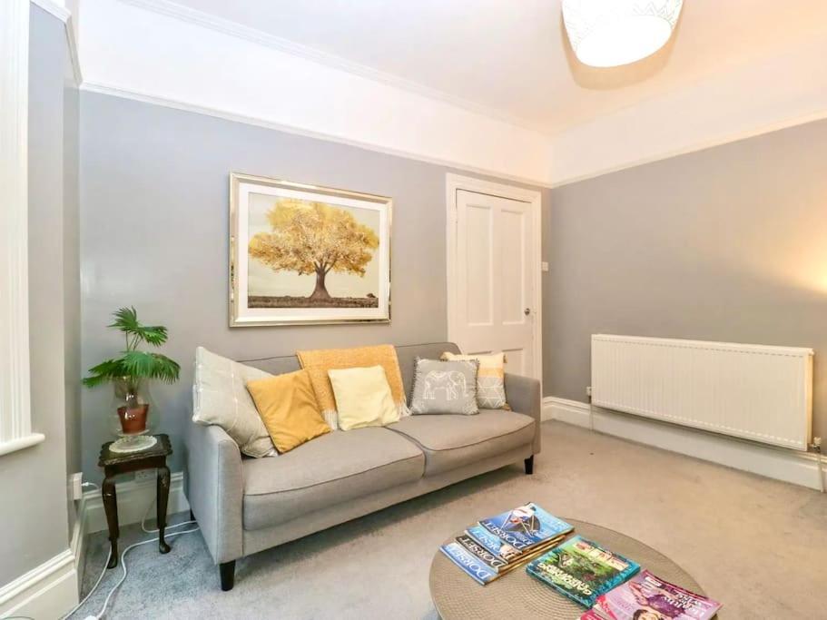 Homely 4 Bedroom Large House Inc Free Parking - Great Location - Fast Wifi - Smart Tv - Sleeps Up To 7! Close To & Poole Town Centre & Sandbanks *