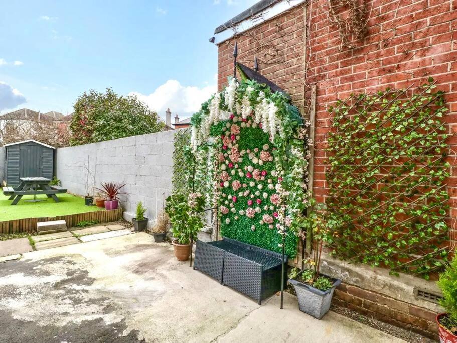 Homely 4 Bedroom Large House Inc Free Parking - Great Location - Fast Wifi - Smart Tv - Sleeps Up To 7! Close To & Poole Town Centre & Sandbanks Bournemouth