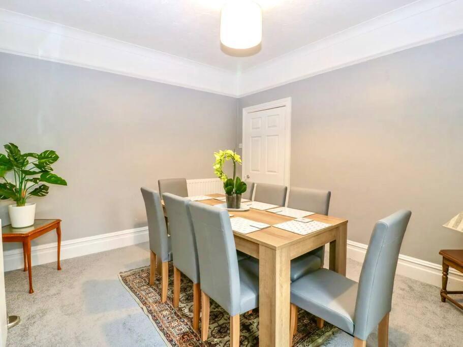 Homely 4 Bedroom Large House Inc Free Parking - Great Location - Fast Wifi - Smart Tv - Sleeps Up To 7! Close To & Poole Town Centre & Sandbanks *