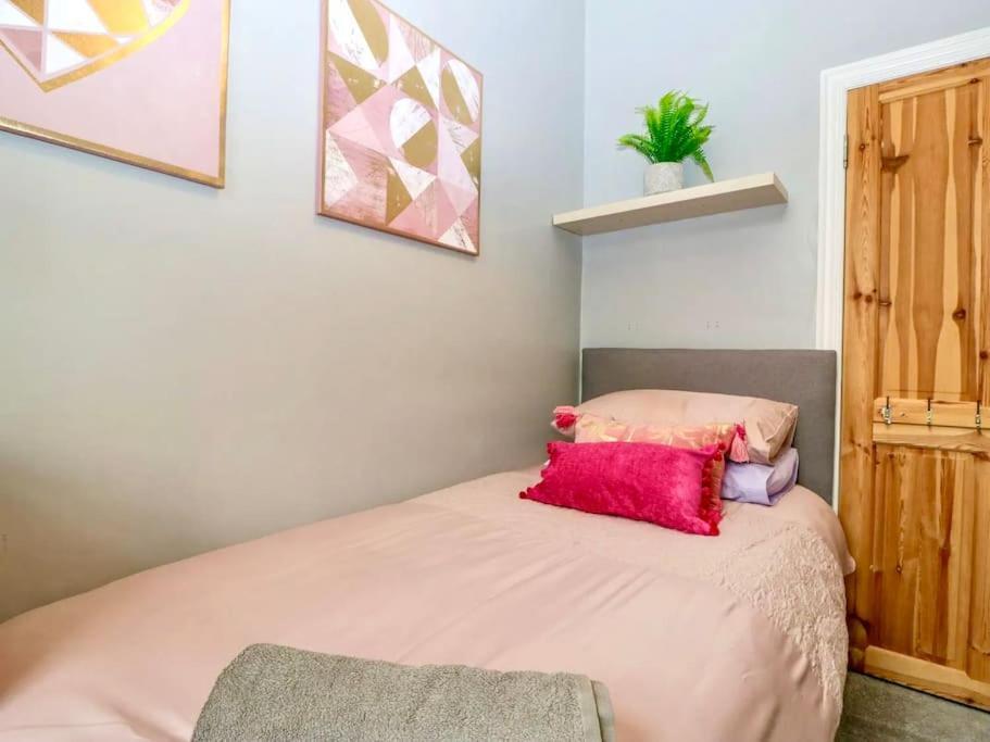 Casa vacanze Homely 4 Bedroom Large House Inc Free Parking - Great Location - Fast Wifi - Smart Tv - Sleeps Up To 7! Close To & Poole Town Centre & Sandbanks *