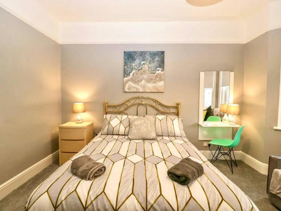 Homely 4 Bedroom Large House Inc Free Parking - Great Location - Fast Wifi - Smart Tv - Sleeps Up To 7! Close To & Poole Town Centre & Sandbanks Casa vacanze *